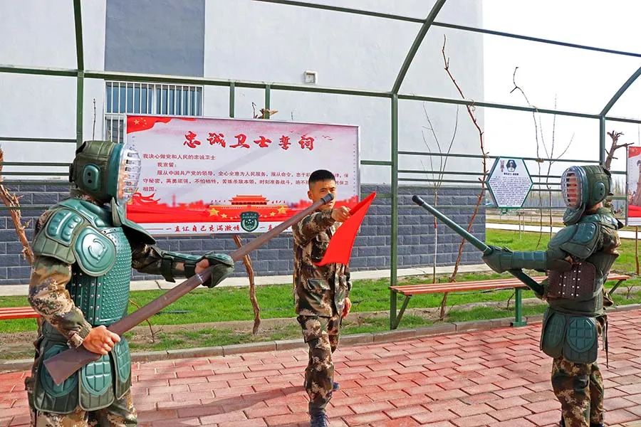 这场同年兵间的较量，已呈胶着状态……