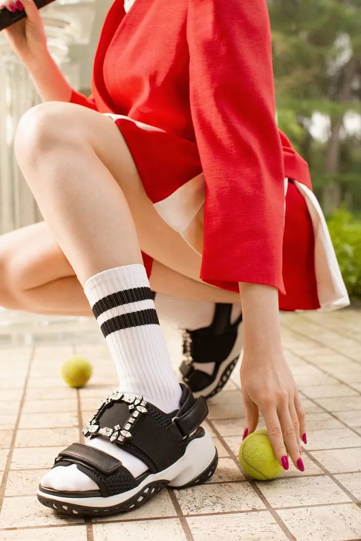 配饰狂|杨幂的终极时髦秘籍，10块钱帮你给腿整容