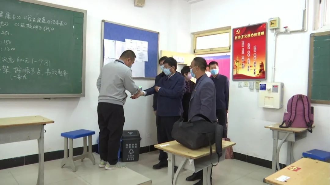 现场直击开学第一天！春风十里，不如学校有你~