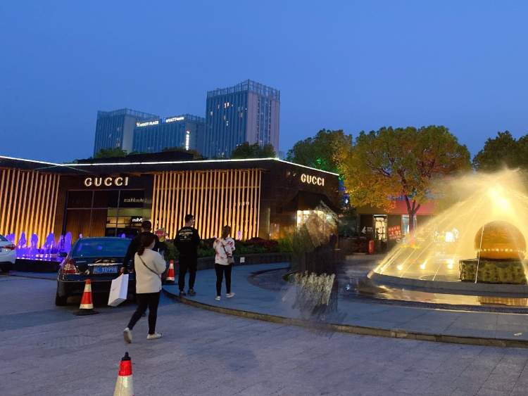 17980元风衣，到手6000多！青浦奥特莱斯近400家品牌推出低至1折的优惠活动｜五五嗨购季