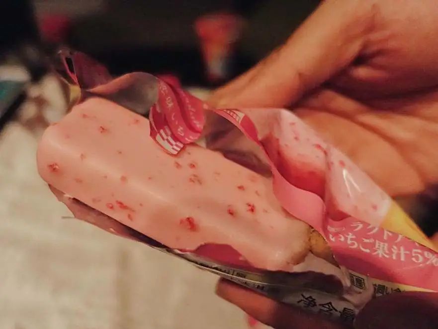 去便利店买吃的回来吃,去便利店买个东西