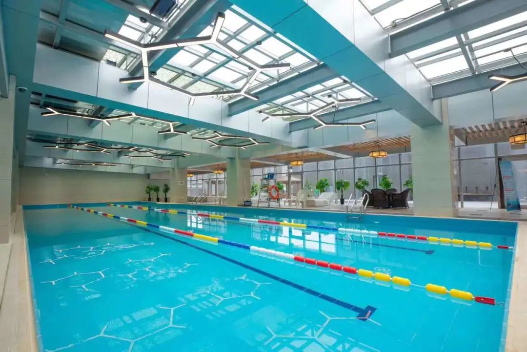 「温泉盛宴狂欢开启」只需28.1元!金水湾金水湾超大浴场两万平(单人洗浴+游泳),游玩旅行的快乐,内含洗浴,游泳,汗蒸,大屏观影