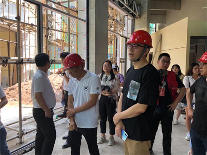 衡阳某楼盘价值百万的玻璃幕墙被砸，背后的真相令人震惊