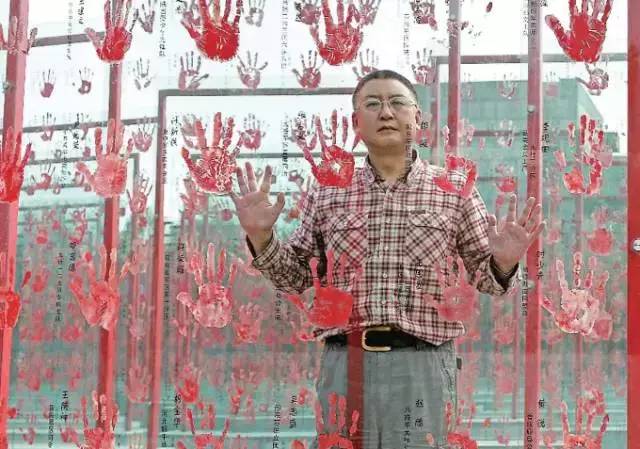 他曾位列中国富豪榜，如今却倾家荡产甘愿为“奴”……