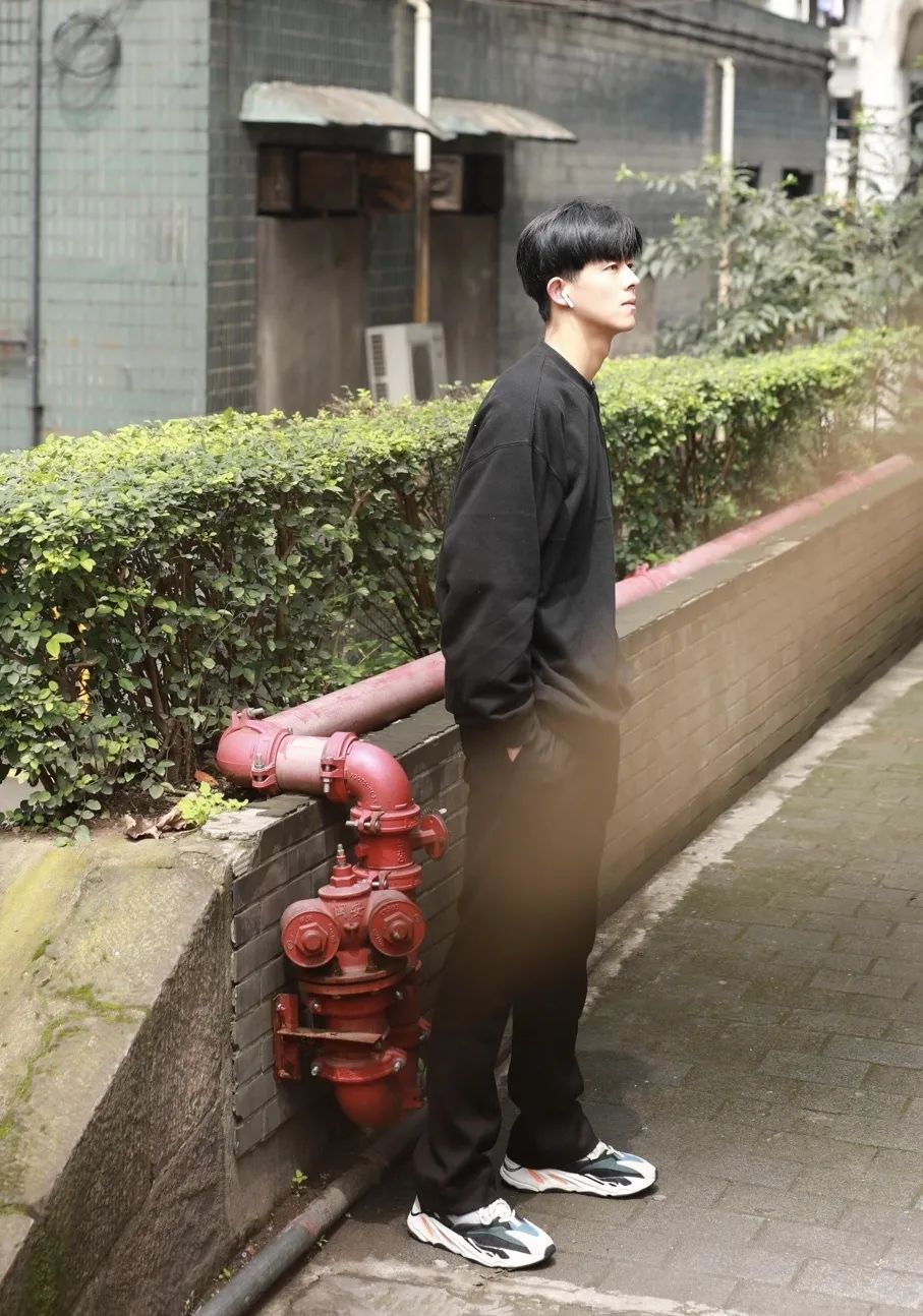 尼龙校草｜你的夏日运动场，就差这位复旦排球队帅哥朱启航了