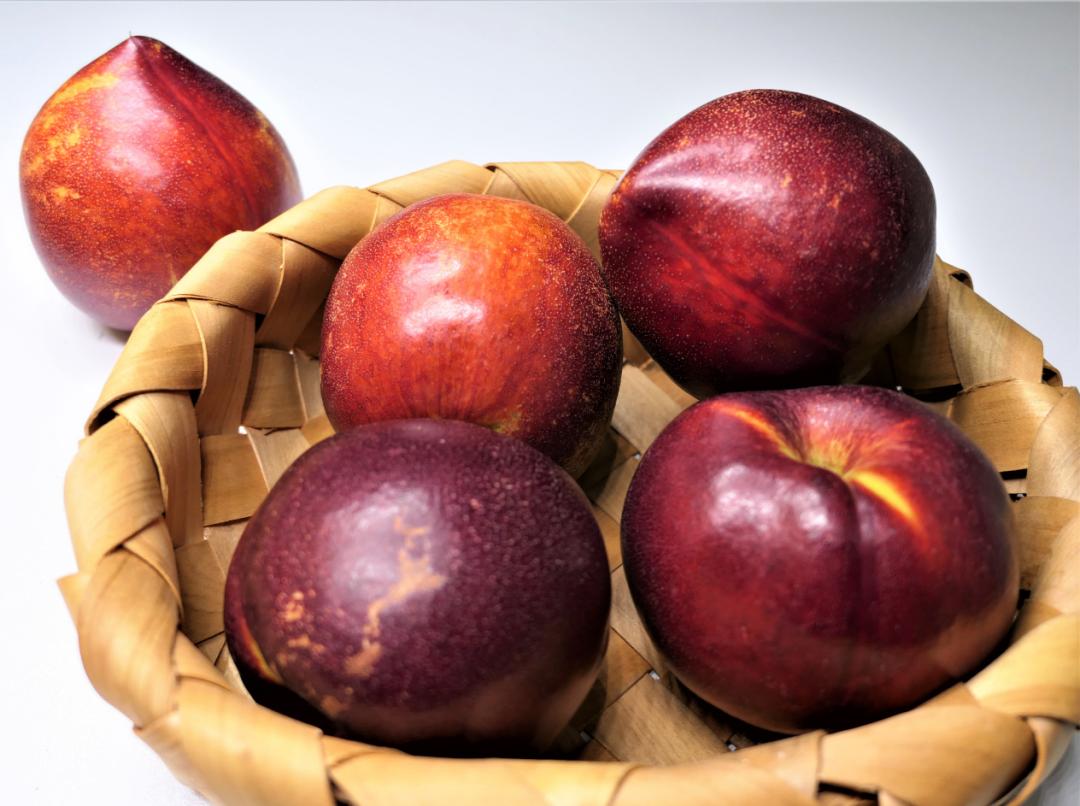 油桃汁水,黄心油桃5斤应季大桃子