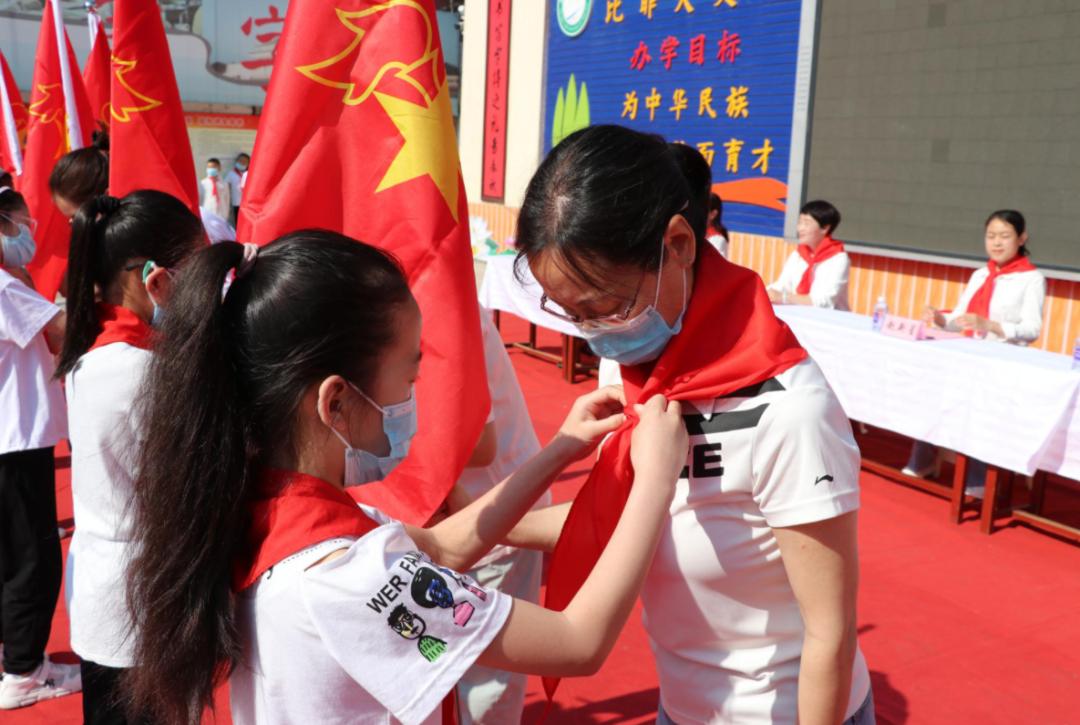 寻乌县实验小学少先队员入队仪式,林州市第一实验小学红领巾入队