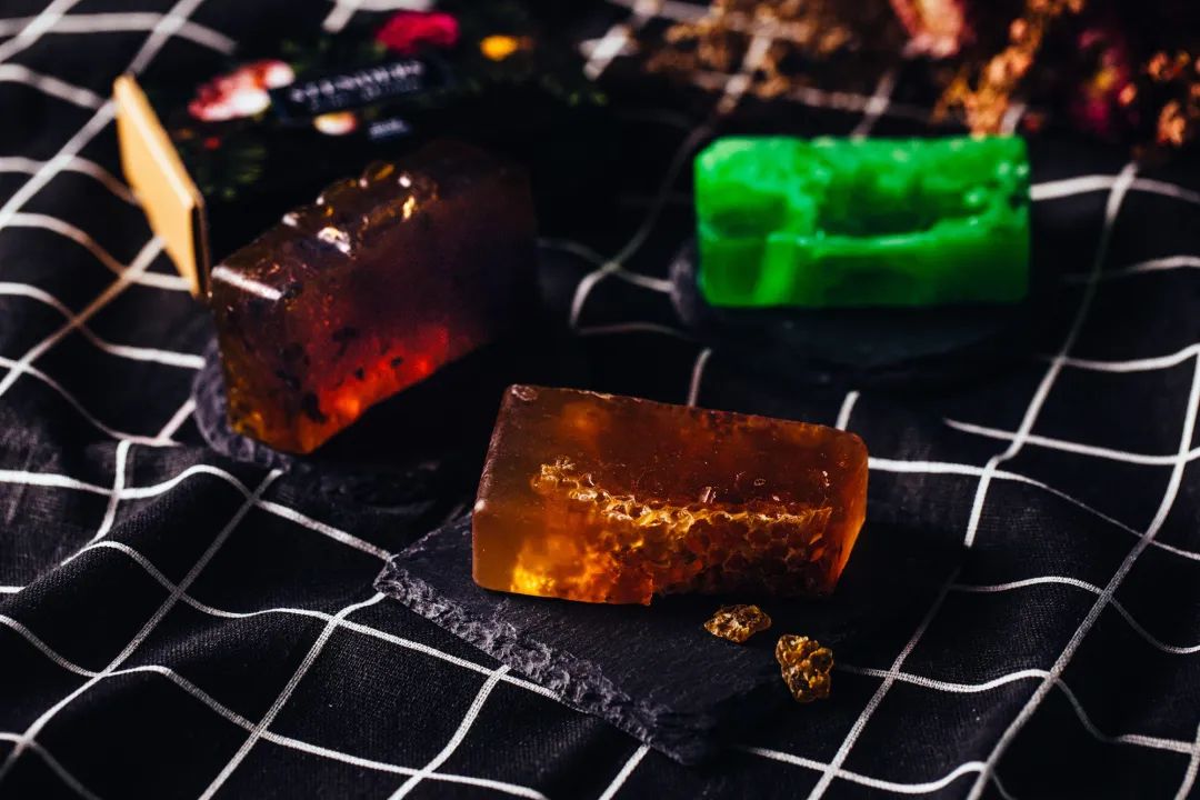 北欧拉脱维亚人将古龙香水、蜂巢塞进香皂...一块从头洗到脚，干净省事