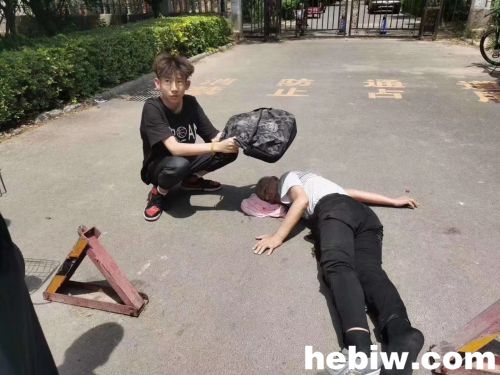 鹤壁少年，烈日下举着书包的你真帅