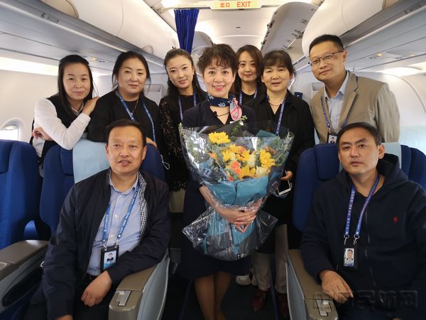 东航“服务明星”莫慧群：25年乘务生涯真心不易