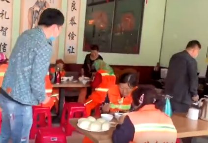 二三里早八点！吉林志愿者广场巡查，提醒市民注意保持距离