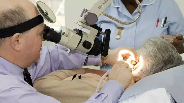 棉签抠耳朵导致癫痫,警惕掏耳朵竟暗藏这些危险