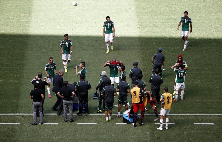 复赛后天太热咋办?英超考虑引入“水停”,暂停比赛让球员集体喝水