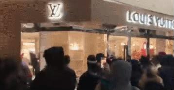 朋友圈画风突变！“黑人朋友”代购乱入？摆地摊卖LV、GUGGI？