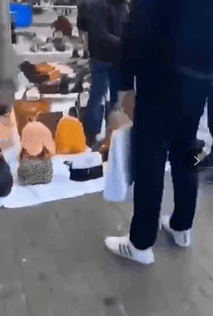 朋友圈画风突变！“黑人朋友”代购乱入？摆地摊卖LV、GUGGI？