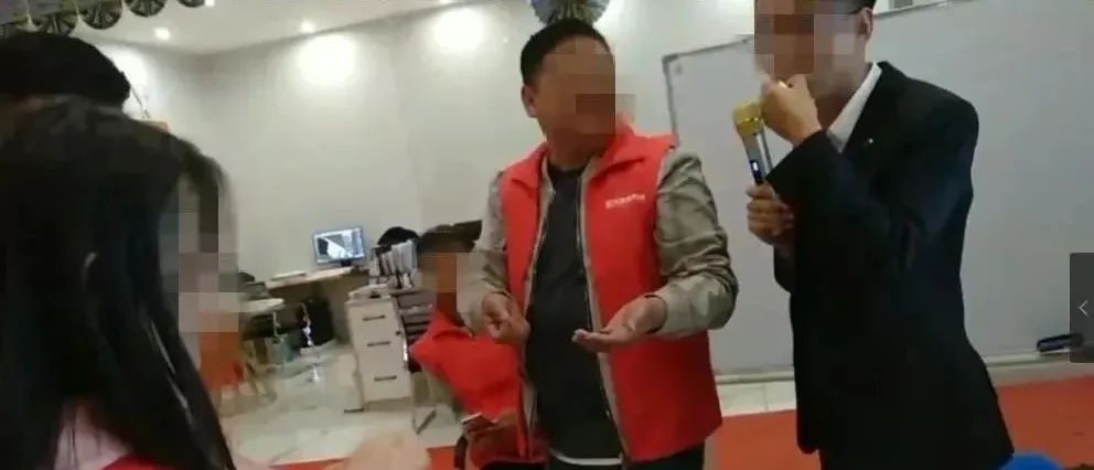 初中生身体上有小红点很痒,女生突然起红色的疹子