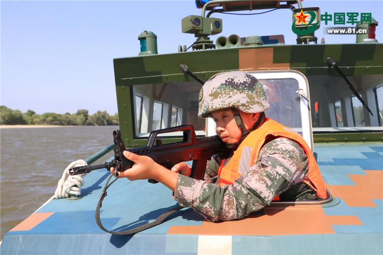 初夏,额河卫士这样在额尔齐斯河畔进行边境巡护