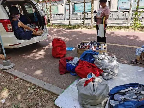 现在摆地摊为什么这么难赚钱,很好奇街上店铺怎么赚钱