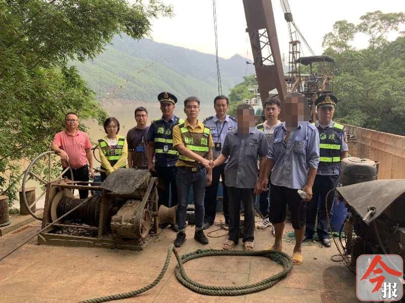 路政公安海事联合到桂平追回桥梁防撞浮筒，挽回20余万元损失