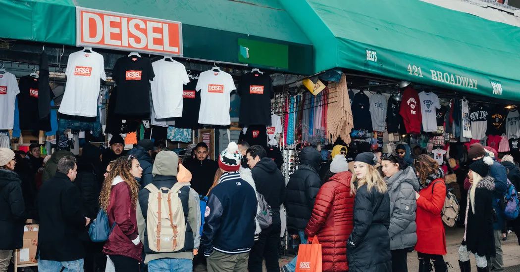 潮流圈早已盛行的“摆摊文化”，是品牌“名利场”还是卖鞋赚40万刀的神话？