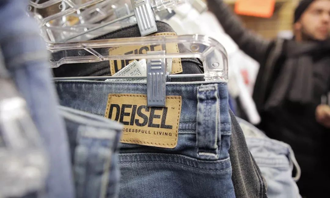 潮流圈早已盛行的“摆摊文化”，是品牌“名利场”还是卖鞋赚40万刀的神话？