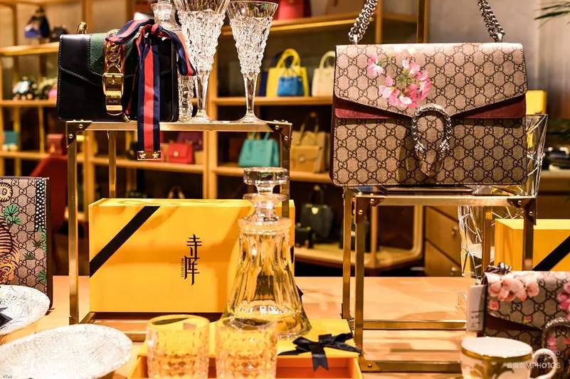 趣店花1亿美元战略投资寺库；腾讯战略投资职业培训平台职问丨IT桔子周报