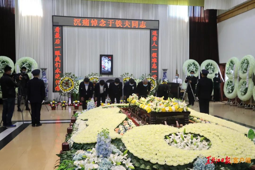 鹤城百姓送别抗疫英雄于铁夫医生