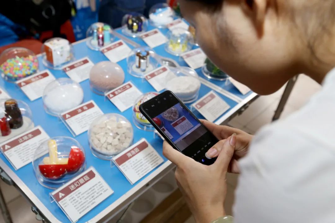 警察突访工厂食堂加油,警察突访食堂给员工加了一道硬菜