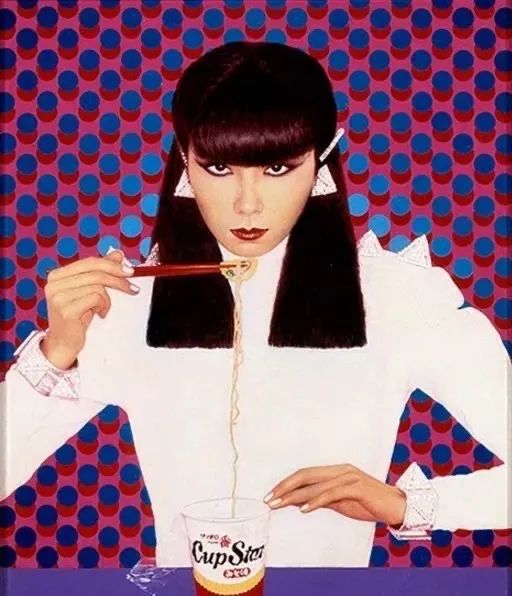 如辉夜姬下凡的鬼魅东瀛美人，逆转一代人的时尚审美