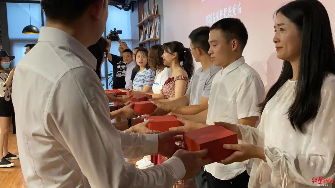 快报：搭乘开罗至成都航班乘客需提供核酸检测证明；回收小龙坎、蜀大侠火锅油加工后再卖回，5人被刑拘