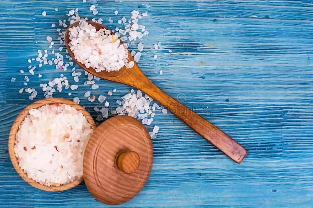 挤痘痘出来的白色长条状是什么,痘痘黑头挤出白颗粒