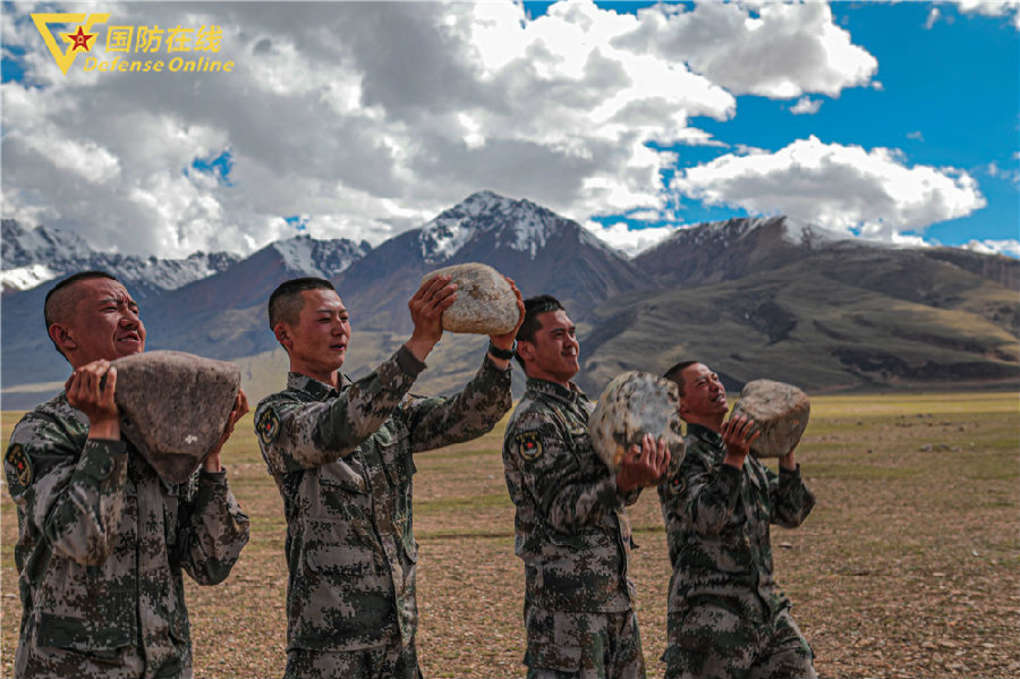 雨水裹着汗水海拔越*官高**兵的体能训练就越嗨