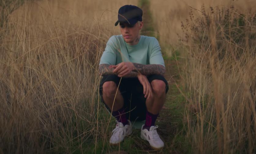 杰伦黑丝绸，TS天价AF1，近期MV中的“私藏热爱”各不相同