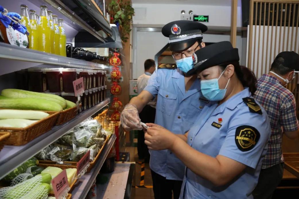 直击！北京战疫一线，市场监管人凌晨五点结束时工作服已经湿透了……