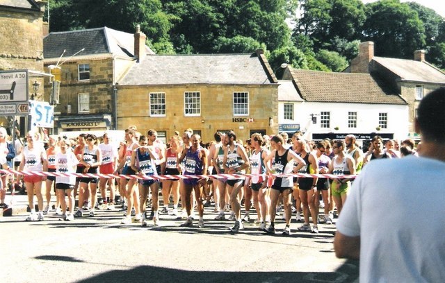 运动后脚踝周围酸痛,脚踝疼是锻炼呢还是休息