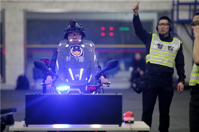 摸枪一个半月,速成“*击狙**之王”!95后警花小姐姐太飒了