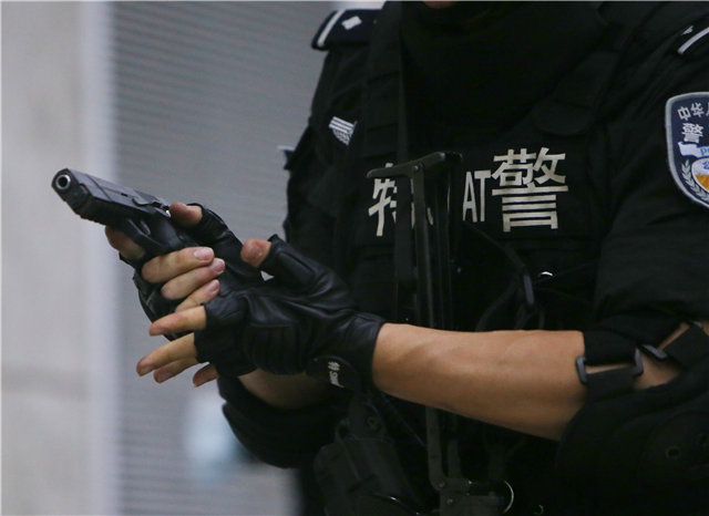 摸枪一个半月,速成“*击狙**之王”!95后警花小姐姐太飒了