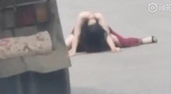 女子街头跟两名外国人热舞,几名女子街头跳舞