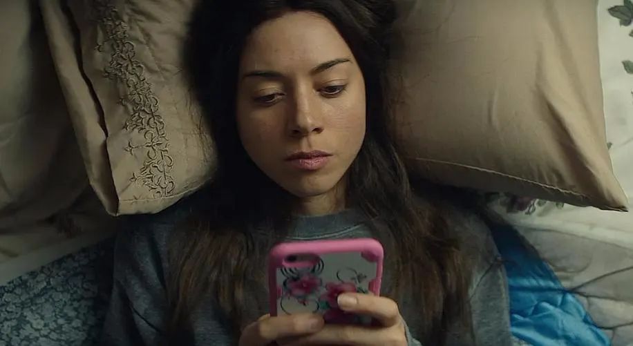 女子街头跟两名外国人热舞,几名女子街头跳舞