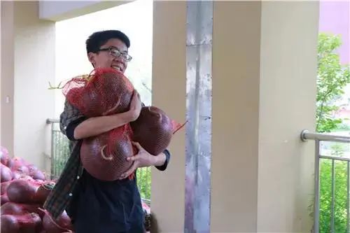 收取“防疫费”、筹钱买空调……家委会风波又起,问题出在哪?