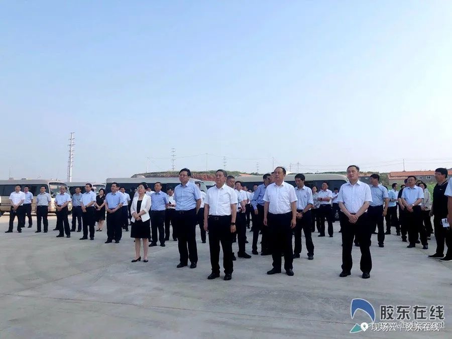 跟着干部视察工作,跟着领导们参观应该站在哪里