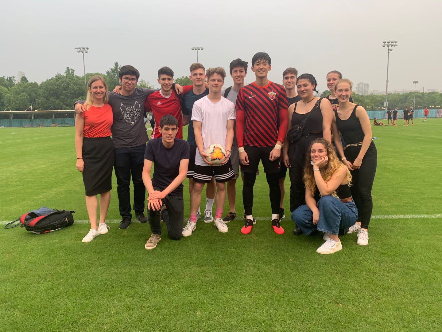 德国学生球迷也爱上港！胡尔克送签名球衣，女生们最崇拜……