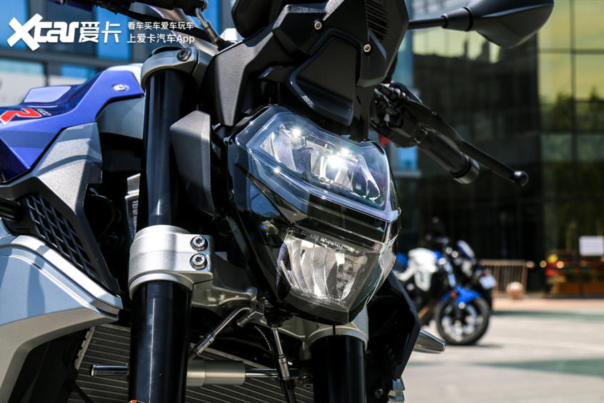 宝马f900r旅行版和运动版怎么选,新款宝马大小眼街车