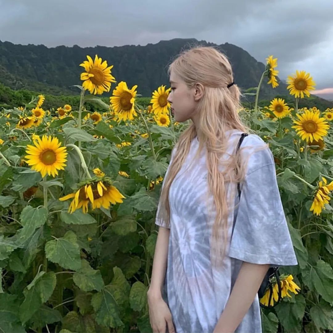 blackpink泫雅摆尾,blackpink全员观看泫雅舞台