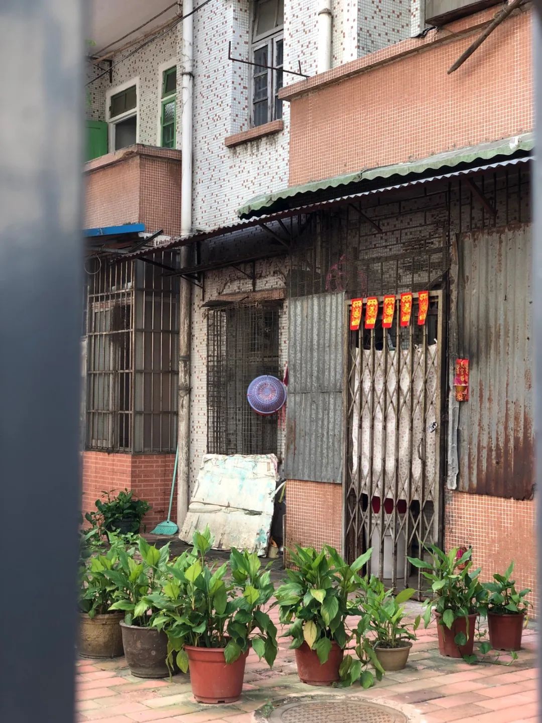 广州地铁晓港站的布料市场,晓港地铁站出口