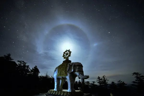 夏日登山看景,夏日峨眉山