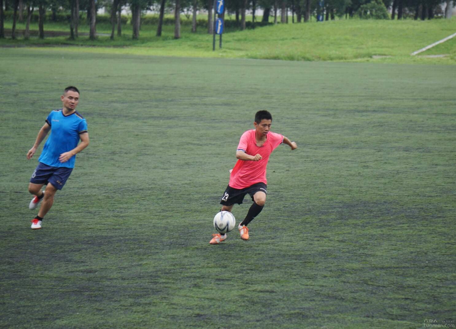 雨中足球图,雨中足球氛围感