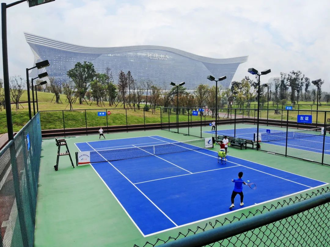 无边泳池、皮划艇湖区、室内篮球馆…原来成都高新的公园里有这么多运动空间！