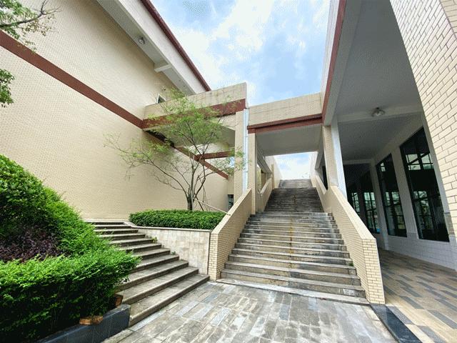 退台式教学楼、超大公共空间,怀化这所学校美得不像实力派