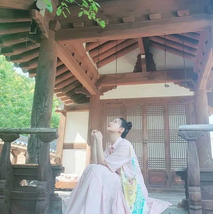 jennie黑色短裙舞台造型,jennie舞台短裙转圈